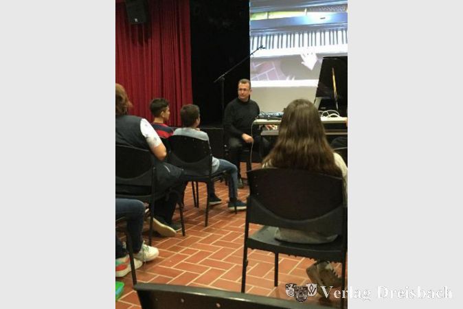 David Andrus konnte die jugendlchen Zuhörer in der IGS-Aula für die klassische Musik begeistern.
