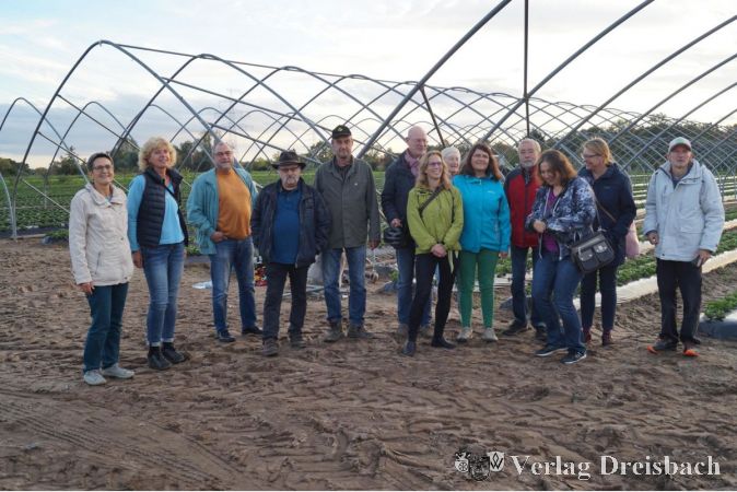 Weniger Plastik in der Landschaft ist das Ziel: Auf Einladung der Grünen Ginsheim-Gustavsburg stellten sich interessierte Bürger die Frage, ob es in der Landwirtschaft nicht auch ohne den Einsatz von Kunststoffmaterialien funktionieren könnte.