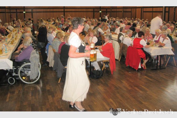 Im Saal waren viele Helferinnen und Helfer unterwegs, um die Gäste mit Bier und Speisen zu versorgen.