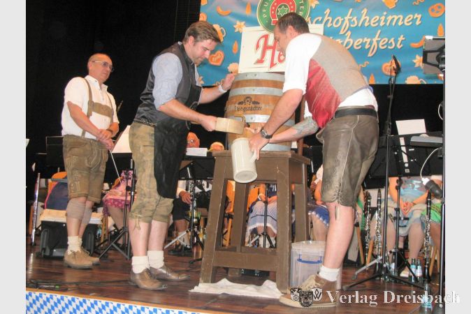 Der heikle Moment: Bürgermeister Ingo Kalweit beim Fassbieranstich auf der Bügerhausbühne.