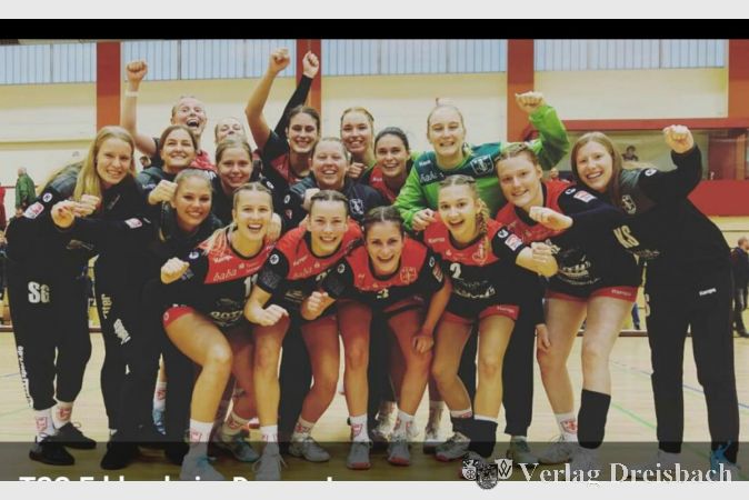Die Mädels der TSG Eddersheim feiern die Tabellenführung.