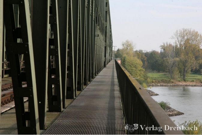 Überraschung auf Mainzer Seite: Der Südweg ist frei begehbar, was angeischts des fehlenden Abstiegs auf Gustavsburger Seite bisher wenig Sinn macht. Ausgelegt ist der Weg mit einem Edelstahlgitter, das viellecht sogar als Basis für einen Ausbau dienen könnte.