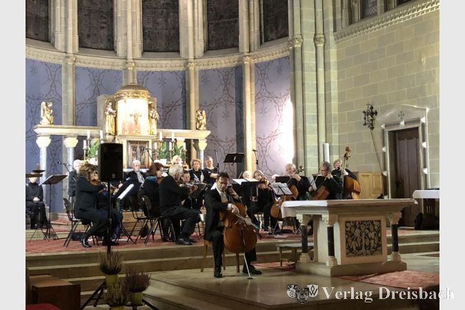 Konstantin Karklisiyski übernahm nicht nur die Leitung während des Konzertes, sondern spielte auch selbst Cello.