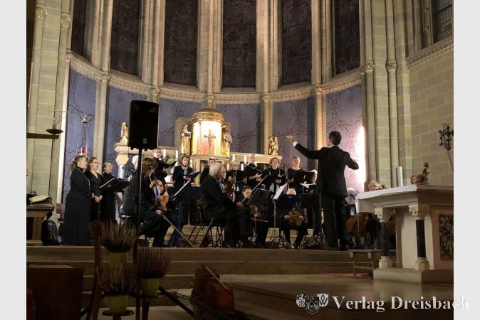 Im harmonischen Einklang führten der Frauenchor Cantabile und das Marburger Kammerorchester das Hauptstück des Abends vor.
