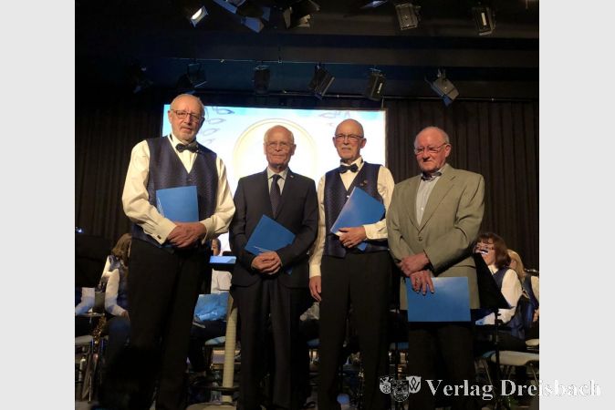 Heinz-Josef Diehl (links) wurde für seine 65-jährige aktive Mitgliedschaft geehrt, Matthias Lauck, (2.v.l.) Roland Schwalbach (2.v.r.) und Peter-Josef Keller als Gründungsmitglieder des Musikvereins.