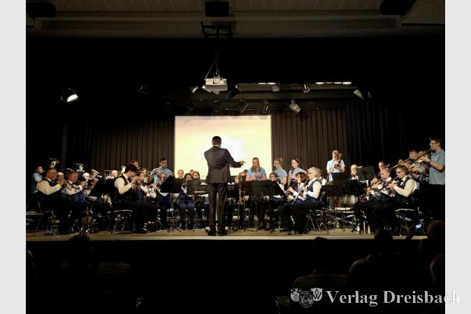 Das Stück „The Final Countdown” spielten das große Orchester und das Nachwuchsorchester unter der Leitung von Bernhard Frank gemeinsam.