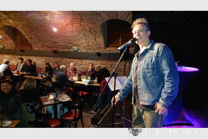 Warum eigentlich fällt das Ausmisten so schwer? Es muss sich etwas ändern soviel ist sicher. Olaf Bossi beschreibt seine persönliche „Ballast-Revolution“, doch sein Ansatz zum Minimalismus scheitert am Familienalltag.