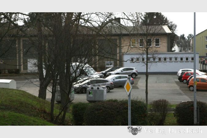 EIn Platz, zwei Themen. Der jetzige Parkplatz des Bürgerhauses in Gustavsburg könnte Standort einer neuen Feuerwache des Stadtteils werden. Mehr als 300.000 Euro Planungskosten für den Neubau eines Bürgerhauses oder -zentrums sind allerdings 2020 noch nicht vorgesehen.