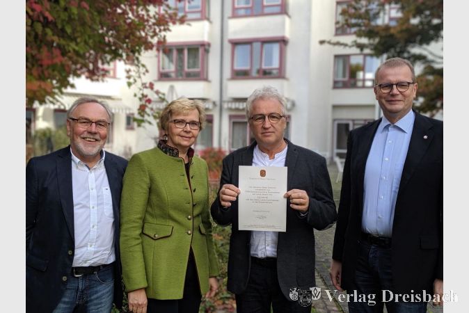 Von links: Manfred Förster und Claudia Kramer von der Eheleute Horn Stiftung, Harald Jorkowski mit der überreichten Urkunde sowie EVIM-Geschäftsführer Frank Kadereit.