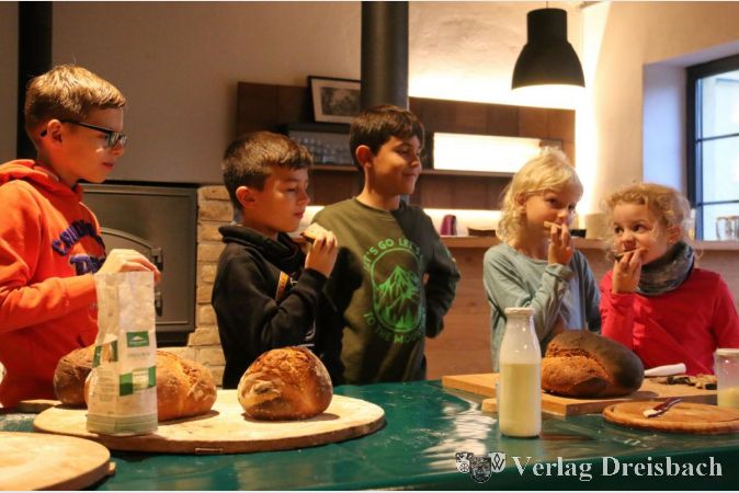 Wie gut frisch gebackenes Brot mit "selbst geschüttelter" Butter schmeckt, konnten die Hattersheimer Kinder schließlich "testen".