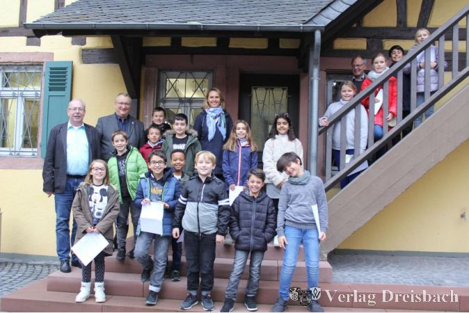 Das neue Kinderparlament der Regenbogenschule formierte sich nach der ersten Sitzung mit (v.l.) dem Ersten Stadtrat Karl Heinz Spengler, Bürgermeister Klaus Schindling, Parlamentspräsidentin Myriam Jung und Schulleiter Uwe Simon zum Foto.
