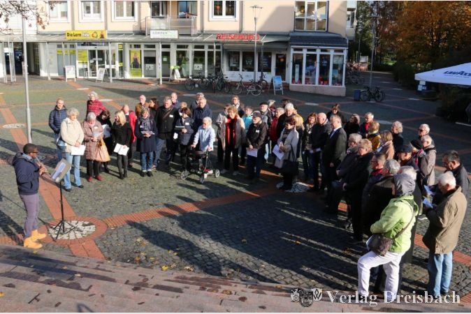 Roldon Brown (links) umrahmte die Gedenkveranstaltung mit wunderbarer Flötenmusik.