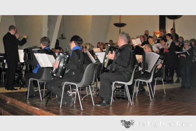 Unterstützung für den Christkönigs-Chor bot der Handharmonika-Spielring, beide stehen unter der Leitung von Stefan Finkenauer (links).