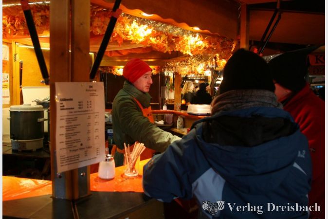 Angesichts der doch recht kühlen Temperaturen hatte die Kolpingfamilie mit seinem Glühwein ein passendes Angebot bereit. Viele Hochheimer Vereine tragen mit ihren Ständen zur lokalen Note bei dieser Großveranstaltung bei.