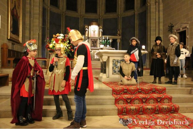 Schülerinnen und Schüler der Robinsonschule hatten das Martinsspiel in St. Martinus gemeinsam mit Pastoralreferent Joachim Kahle einstudiert.
