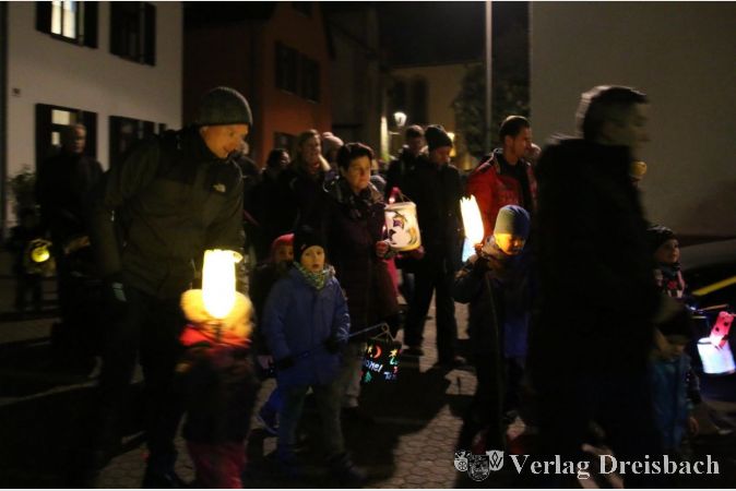 Die Kinder hatten großen Spaß daran, mit ihren Laternen singend durch die Hattersheimer Straßen zu ziehen.