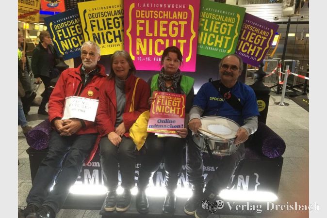 Die Flörsheimer BUNDler Bernd Zürn, Cäcilia Habicht, Tanja Hoffman-Sabisch und Jürgen Krichbaum (von links) sitzen auf der Bank, die durch ganz Deutschland reisen soll. Auf ihr sollen Menschen Platz nehmen, die möglich wenig oder gar nicht fliegen.