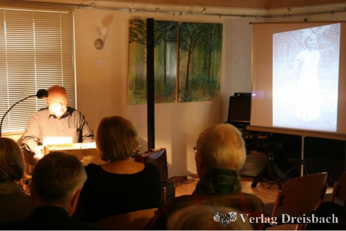 Als Mulitmediavortrag ist das Stück "Edith und Minna" angelegt, dem im Heimatmuseum beim Pogromgedenken rund 30 Zuhörer lauschten.