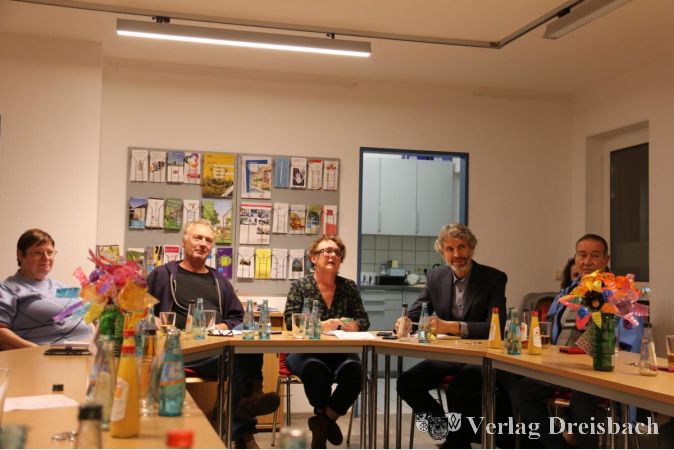 Auch am vergangenen Montag haben die Bewohnerinnen und Bewohner der Hattersheimer Siedlung wieder viele Informationen beim "Runden Tisch" im Stadtteilbüro von Eberhard Roth (2.v.l.), Heike Bülter (Mitte) und Holger Kazzer (2.v.r.) erhalten.