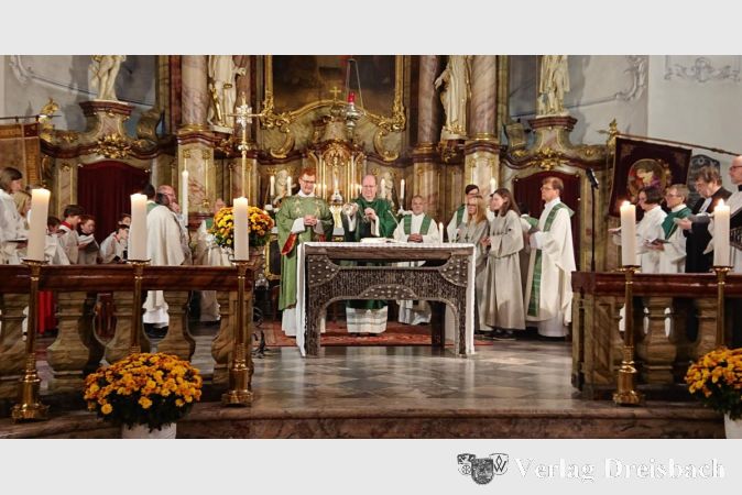 "Ich verspreche, der mir anvertrauten Pfarrei zu dienen." Zum ersten Mal las Pfarrer Meudt vor seiner neuen Gemeinde St. Gallus das große Glaubensbekenntnis und vollzog am Altar die Gabenbereitung.