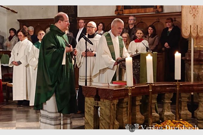 "Ein guter Moment": Mit Gottes Segen und einem symbolischen Schlüssel aus Holz, überreicht durch Klaus Waldeck, übernahm Friedhelm Meudt den Dienst für die beiden neue Gemeinden Flörsheim und Hochheim.