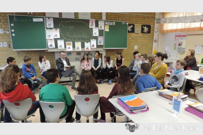 Ganz Ohr: Mädchen und Jungs der Klasse 4b der Albert-Schweitzer-Schule in Ginsheim-Gustavsburg freuten sich über die Lesestunde mit Landrat Thomas Will. Er las im Rahmen des bundesweiten Vorlesetags aus Astrid Lindgrens Buch „Ronja Räubertochter“ vor.