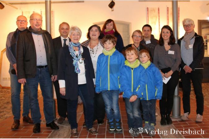 Die Fotogruppe des Hattersheimer "Mit-Mach-Punktes" stellte anlässlich der Feier des einjährigen Bestehens des Projektes ihre Bilder in der Galerie im Nassauer Hof aus. Mit im Bild Erster Stadtrat Karl Heinz Spengler (2.v.l.), Caritas-Main-Taunus-Geschäftsführer Torsten Gunnemann (3.v.l.), Projektleiterin Fabienne Schmidt (2.v.r.) und Christine Seibert (rechts).