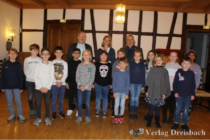 Die Mädchen und Jungen des Kinderparlamentes der Robinson-Schule stellten sich nach der ersten Sitzung mit dem Ersten Stadtrat Karl Heinz Spengler, Parlamentspräsidentin Myriam Jung und Bürgermeister Klaus Schindling (hinten, v.l.) zum Gruppenfoto.