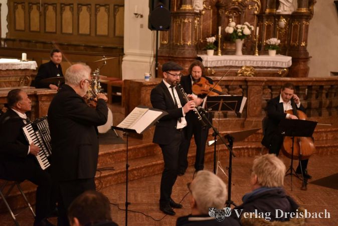 Sechs Ausnahmemusiker gestalteten ein abwechslungsreiches Benefizkonzert des Lions Club Hochheim-Flörsheim von Klassik bis Klezmer: Alik Texler am Akkordeon, im Hintergrund der Schlagzeuger Eduard Davidko, Professor Michel Gershwin an den Violine, Roman Kuperschmidt (Klarinette), Juri Gilbo (Bratsche) und der Cellist Dmitrij Gornovskij (v.l.).