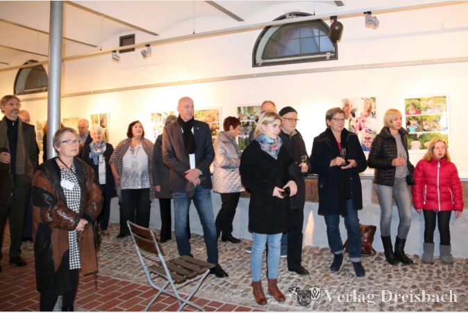 Viel Beachtung fand die Vernissage zur Ausstellung "Hattersheim im Blick" des "Mit-Mach-Punkts" der Caritas am 13. November in der Galerie im Nassauer Hof.