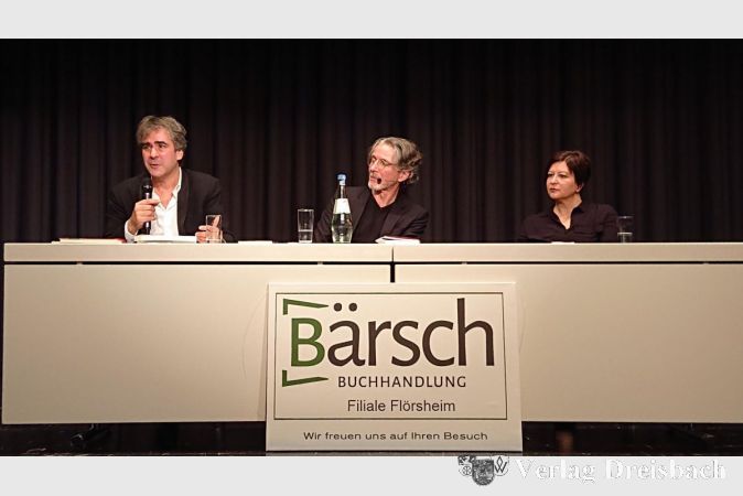 Deniz Yücel, Klaus Reichert von hr1 und Yücels Schwester Ilkay Yücel (v.l.)anlässlich der Lesung in der Flörsheimer Stadthalle.