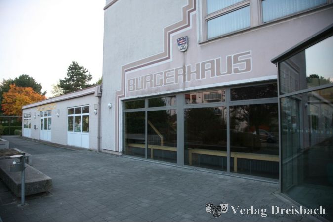 Das Bürgerhaus wartet schon lange auf die Umsetzung der beschlossenen Sanierung. Die Auflagen zur Branschutzsicherung zu erfüllen, wird zum Anlass, die umfassende Sanierung anzugehen, zu der auch eine neue Außendämmung gehört.