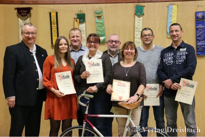 Ehrende und Geehrte beim Familiennachmittag des R.K. Wanderlust in der Radfahrerhalle in Okriftel: (v.l.) Klaus Schindling, Lisa Hofmann, Heinz-Jürgen Sappik, Martina Hofmann, Horst Rink, Sabine Sappik, Steffen Müller und Markus Caspari.
