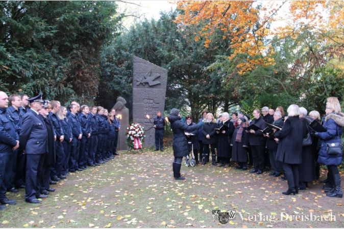 Die Freiwilligen Feuerwehren hielten die Ehrenwache, die Chorgemeinschaft Hattersheim umrahmte die Gedenkstunde zum Volkstrauertag auf dem Hattersheimer Friedhof musikalisch.