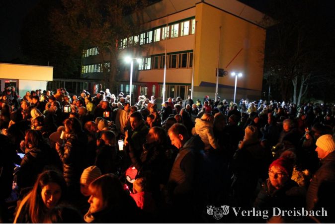 Hunderte hatten sich nach dem Martinsumzug auf dem Pausenhof der Weilbacher Grundschule zu geselligem Beisammensein versammelt.