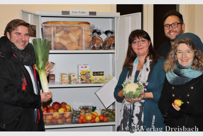 Bürgermeister Ingo Kalweit (links) und Karin Wehner (rechts) überzeugen sich von der guten Qualität, der von Isabella Förster und David Lopez geretteten Lebensmittel.