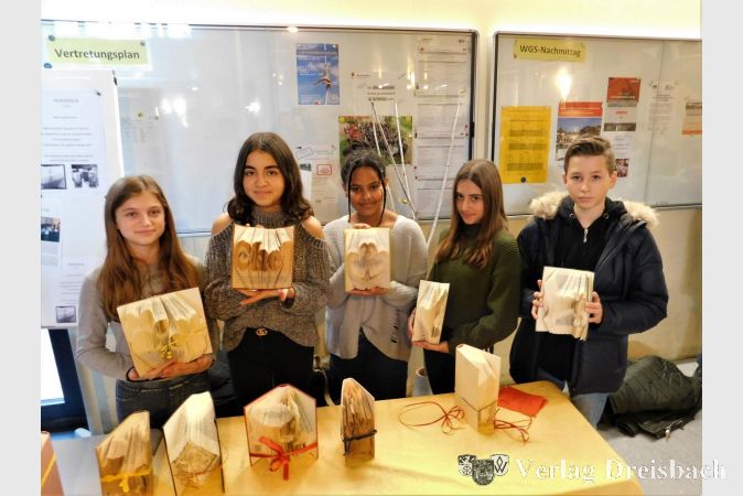 Drei Stunden pro Buch benötigen die "Bücherfalter" der Weingartenschule.