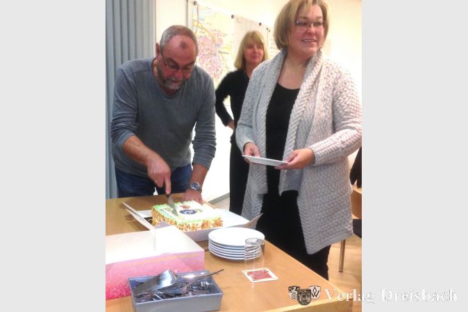 Er hat es schon wieder getan: GALB-Fraktionschef Wolfgang Bleith durfte in der Gemeindevertretung wie schon im Vorjahr als Mitorganisator der "Stadtradeln"-Wochen wegen des guten Abschneidens der Gemeinde in dem Wettbewerb eine Siegertorte anschneiden.
