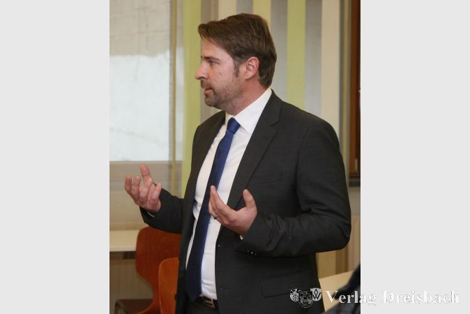 Bürgermeister Ingo Kalweit hat seinen Etatentwurf für 2020 eingebracht. Sein Tenor: In Bischofsheim lässt sich im kommenden Jahr auch ohne neuerliche Erhöhung der Steuern ein ausgeglichener Haushalt darstellen.