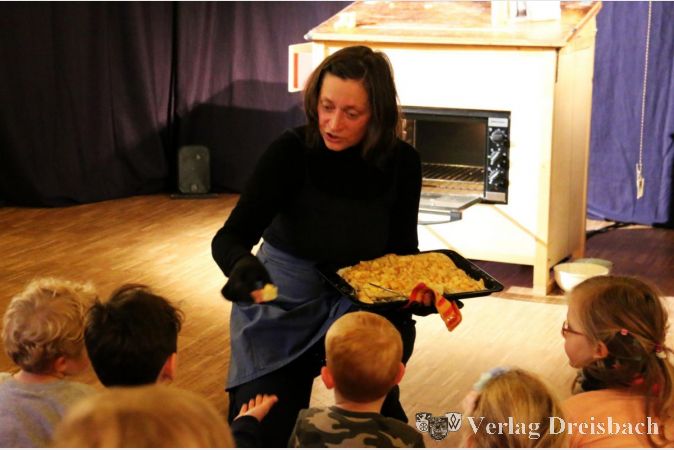 Die jungen Zuschauerinnen und Zuschauer bekamen am Ende des Theaterstückes alle tatsächlich ein leckeres, noch warmes Stückchen Apfelkuchen auf die Hand.