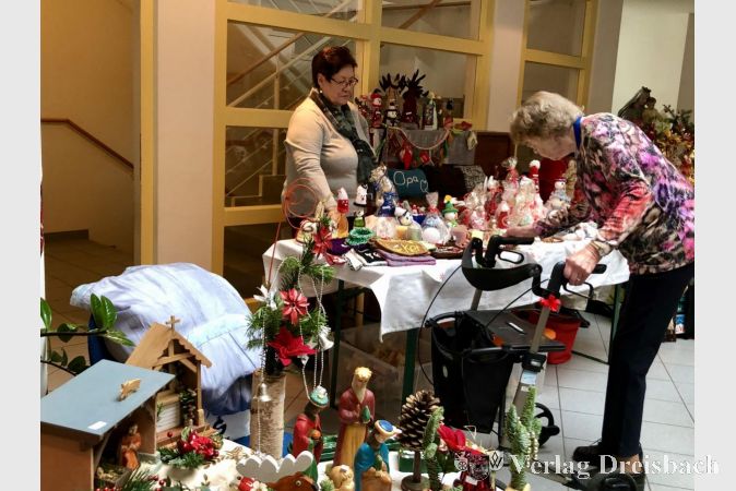 Auf dem Adventsmarkt im Foyer des Laurentius-Münch-Hauses konnten die Besucherinnen und Besucher viel entdecken.