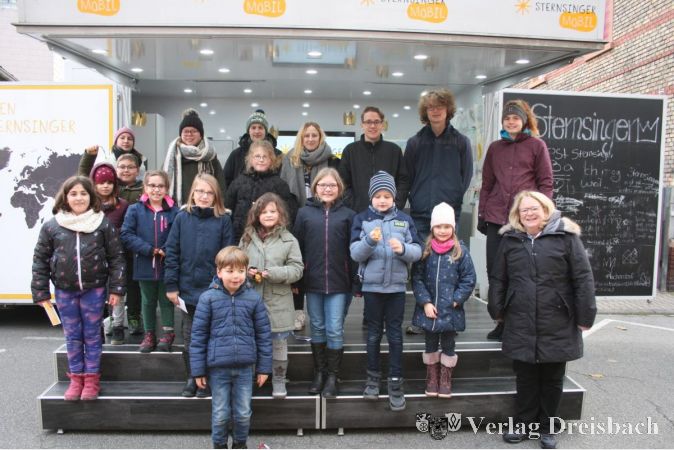 Vor der Christkönigskirche gastierte vergangene Woche das "Sternsinger-Mobil" des Kindermissionswerkes und infomierte Schüler über die Sternsinger-Aktion.