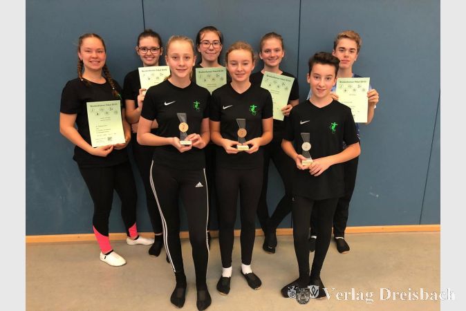(Hinten, von links:) Aline Mohr, Hannah Keck, Jasmin Rogge, Lorena Baier, Julien de Boysere sowie (vorn, von links:) Maja Krause, Anna Lötzke und Florian Sosic zeigten beim 36. Bezirkspokal in Breckenheim starke Leistungen.