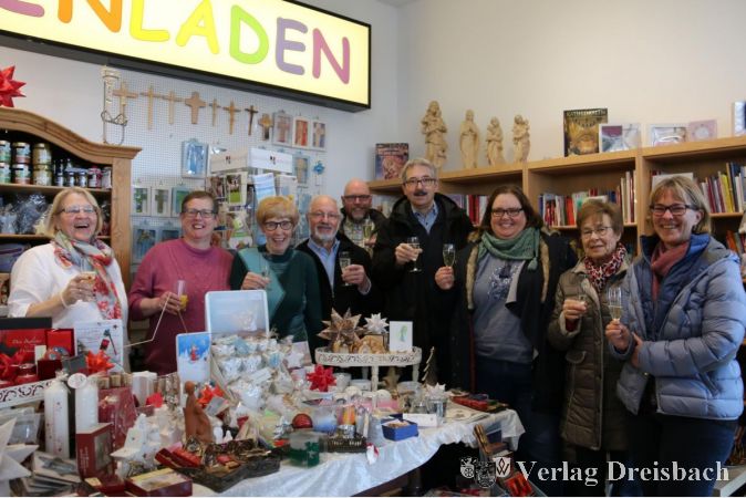 Im Hattersheimer Kirchenladen wurde 15jähriges Bestehen gefeiert: Rita Eckert, Dagmar Schley, Carola Theinl, Wolfgang Bluhm, Diakon Jürgen Rottloff, Pastoralreferent Joachim Kahle, Ariane Fein-Skatschkow, Ursula Rauschenbach und Sonja Witte (v.l.) stießen gerne auf das Jubiläum miteinander an.