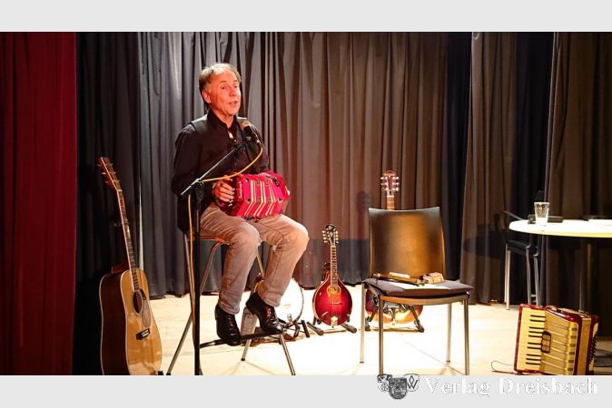 Beste Stimmung im Flörsheimer Keller: Der Multi-Instrumentalist Weisbecker (hier mit seiner Konzertina) klärte die Gäste in seinem neuen Programm über die Geheimnisse des Hochprozentigen und des Niederprozentigen auf.