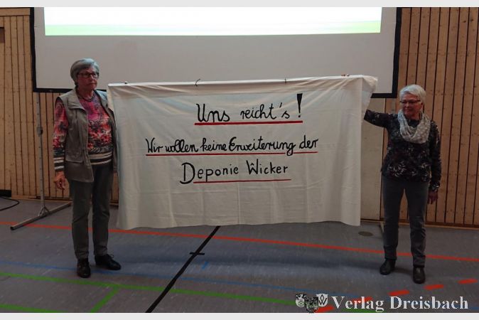 Wickerer Bürgerinnen machen sich stark im Widerstand gegen die geplante Erweiterung (links: Berthilde Enders, frühere Pfarrsekretärin und 14 Jahre lang Ortsvorsteherin in Wicker)