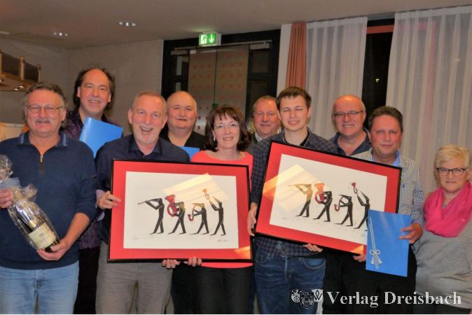 Die Geehrten des Musikvereins Flörsheim (v.l.): Reiner Müller, Bernd Scholl, Gerhard Richter, Oliver Moravek-Seeger, Christine Alex, Uwe Alex, Niklas Seeger, Bernhard Glaubitz, Michael Heinricht sowie die Zweite Vorsitzende Gisela Diehl.