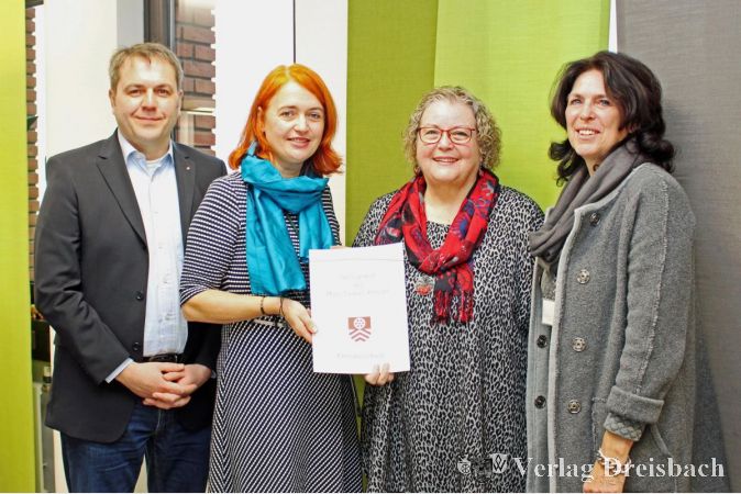 Sven Kiesewetter vom MTK-Gesundheitsamt, Kreisbeigeordnete Madlen Overdick, Hospiz-Geschäftsführerin Christa Hofmann und Jacqueline Noe vom MTK-Gesundheitsamt (v.l.) bei der Übergabe des Fördervereins.