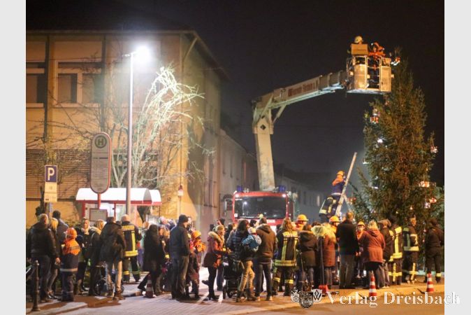 Gemeinsam schmückten Jugendfeuerwehr, Miniöscher und Eltern den Baum vor der Alten Goldbornschule mit Päckchen, die sie in den wöchentlichen Gruppenstunden gebastelt hatten.