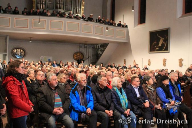 Auf unerwartet großes Interesse stieß am Dienstagabend die Informationsveranstaltung zu den Erweiterungsmöglichkeiten in Eddersheim. Der Veranstaltungsort musste kurzerhand vom Begegnungszentrum in die benachbarte katholische Kirche verlegt werden.